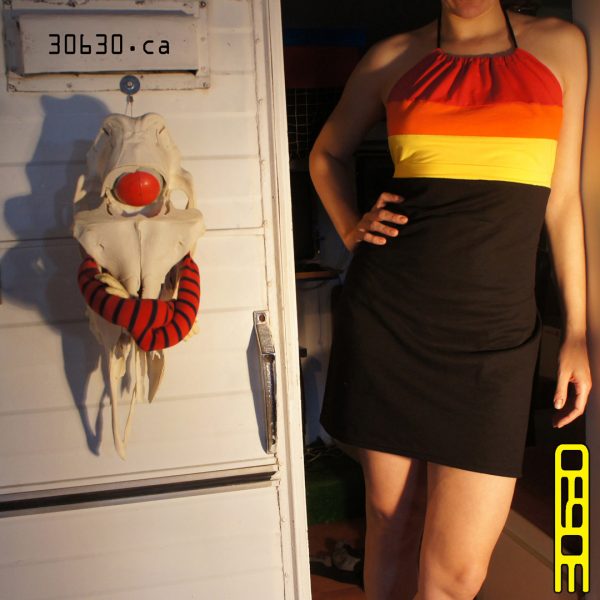 PUB 30630-ÉTÉR3 robe noire et bandeau rayé jaune, orange et rouge. 2022