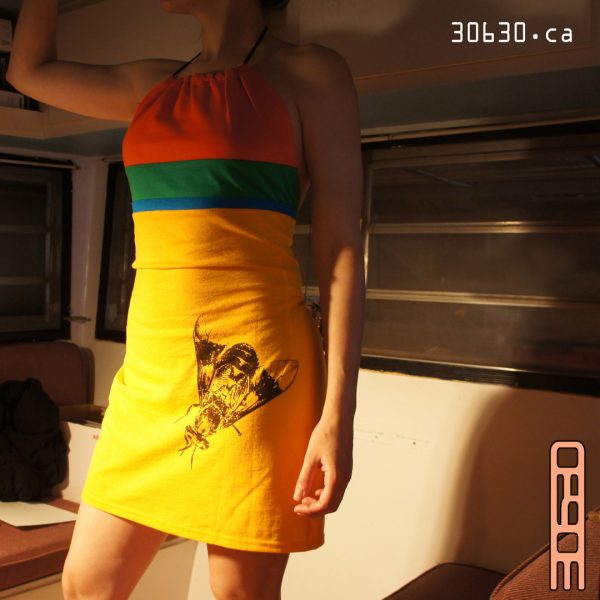 PUB 30630-ÉTÉR2 robe jaune or et bandeau rayé bleue, vert et orange.2022