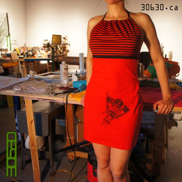 PUB 30630-ÉTÉR1 robe rouge et bandeau rayé rouge et noir. 2022